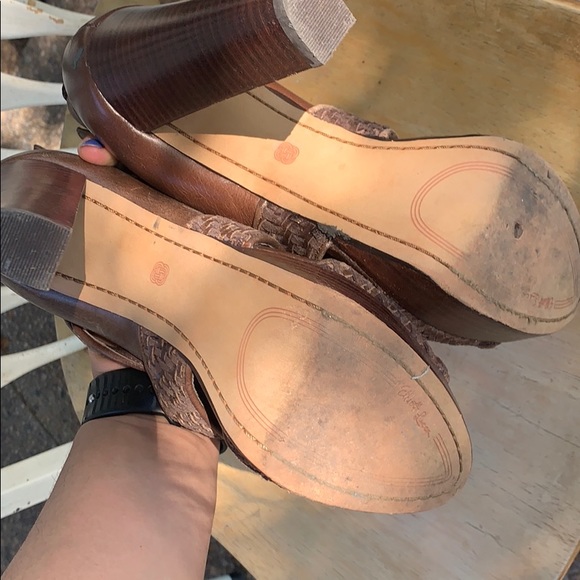 Heels in Brown Golden color size 8.5 - Picture 5 of 5